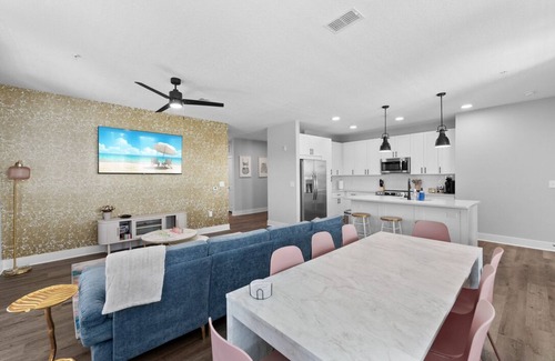 Deerwood Apartamento | Sunshine Escape for up to 16: 7BR/6BA, Pool & Gym