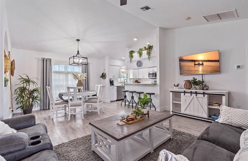 Southgate Casa | Sunshine Manor | Saltwater Pool + Electric Bikes!