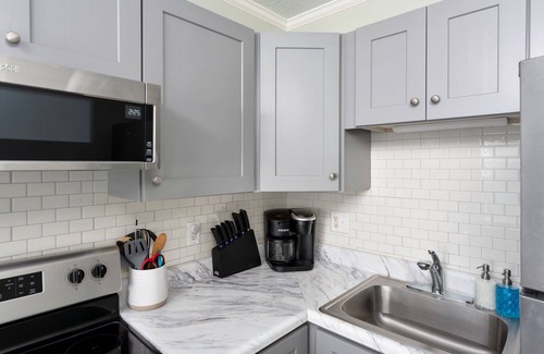 McCutcheon Field Condominio | Sunshine Paradise: Oceanfront Retreat Awaits