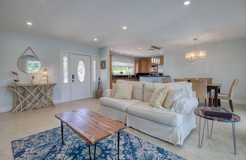 Deerfield Beach Casa | Sunshine Villa Paradise - 4 min to the Beach with Heated Pool