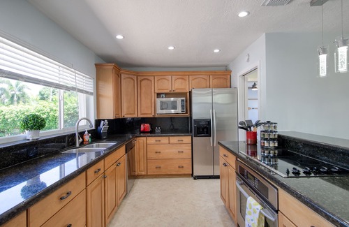 Deerfield Beach Casa | Sunshine Villa Paradise - 4 min to the Beach with Heated Pool