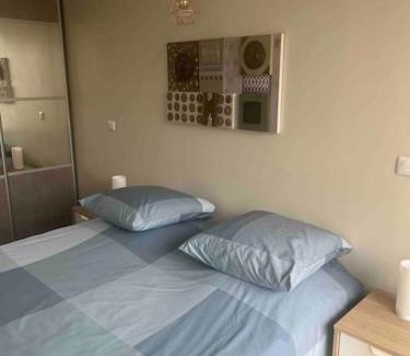 Les Puces de Saint-Ouen Apartamento | Super 3 pcs et Parking aux portes de Paris et stade de france à proximité des sites touristiques parisiens Montmartre , champs Élysée ,châtelet etc et des transports métro,RER ,wifi disponible