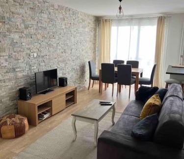 Les Puces de Saint-Ouen Apartamento | Super 3 pcs et Parking aux portes de Paris et stade de france à proximité des sites touristiques parisiens Montmartre , champs Élysée ,châtelet etc et des transports métro,RER ,wifi disponible