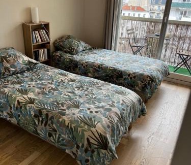 Les Puces de Saint-Ouen Apartamento | Super 3 pcs et Parking aux portes de Paris et stade de france à proximité des sites touristiques parisiens Montmartre , champs Élysée ,châtelet etc et des transports métro,RER ,wifi disponible