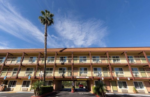 Anaheim Resort Hotel | Super 8 by Wyndham Anaheim/Disneyland Drive
