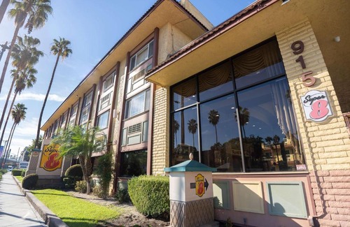 Anaheim Resort Hotel | Super 8 by Wyndham Anaheim/Disneyland Drive