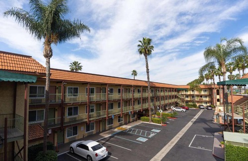 Anaheim Resort Hotel | Super 8 by Wyndham Anaheim/Disneyland Drive