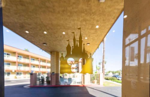 Anaheim Resort Hotel | Super 8 by Wyndham Anaheim/Disneyland Drive