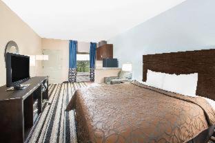 Dilley Hotel | Super 8 by Wyndham Dilley TX