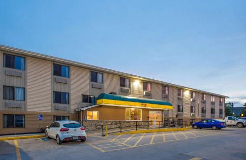 Coralville Hotel | Super 8 by Wyndham Iowa City/Coralville