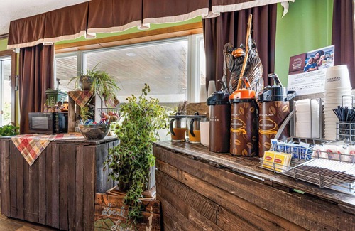 Lake George Hotel | Super 8 by Wyndham Lake George/Downtown