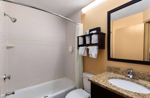 Myrtle Beach Hotel | Super 8 by Wyndham Myrtle Beach/Market Common Area