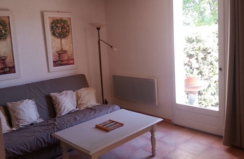 Lacoste Apartamento | Super apartment Figuier in a wonderful parc une view of the Luberon