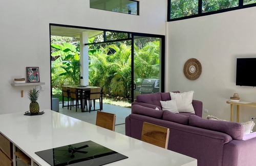 Sámara Casa | Super Central New House - Short Walk to Downtown and Beach