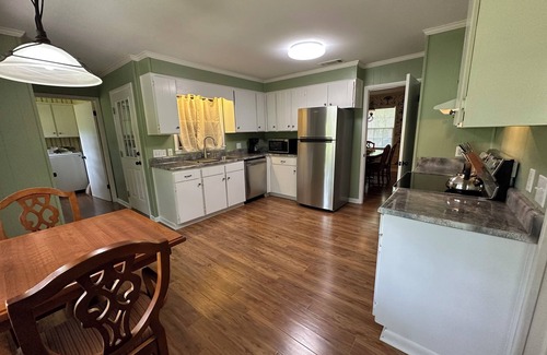 Statesboro Casa | SUPER CLEAN , Spacious split level house sleeps 8 in the Heart of Statesboro