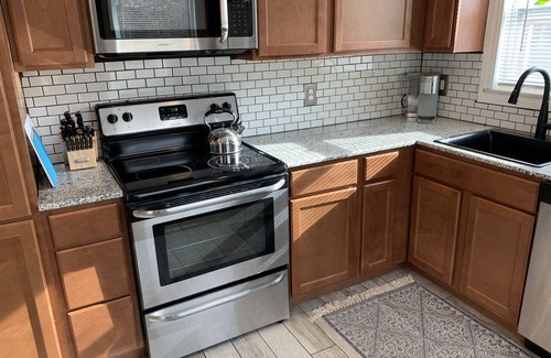 Fairfax Casa | Super Comfy Bungalow - Central Locale - Pet Friendly