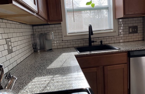 Fairfax Casa | Super Comfy Bungalow - Central Locale - Pet Friendly