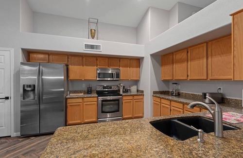 Monarch Casa | SUPER COMFY HOME! with Private Heated Pool