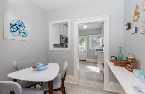 New Smyrna Beach Apartamento | Super Cool Couples Retreat - Walk to Shops-Restaurants- Beach-Bars