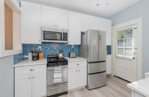 New Smyrna Beach Apartamento | Super Cool Couples Retreat - Walk to Shops-Restaurants- Beach-Bars