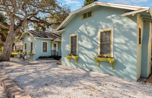 New Smyrna Beach Apartamento | Super Cool Couples Retreat - Walk to Shops-Restaurants- Beach-Bars