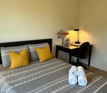 Emery Casa | Super Cosy Peaceful room with Garden view free Parking