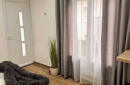 Plateau — Pyramide Cama Y Desayuno | Super cottage 10 minutes from Orly airport and 20 minutes from Paris, well equipped.