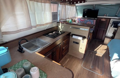 Key West Alquiler De Eote | Super-cozy boat in 5 Star Key West Marina.