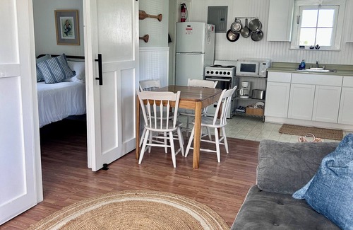 Geneva-on-the-Lake Cabaña | Super Cute Classic Two Bedroom Lake Erie Cottage, walk to Strip and Beach
