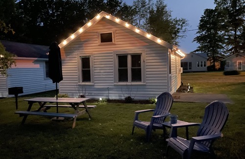 Geneva-on-the-Lake Cabaña | Super Cute Classic Two Bedroom Lake Erie Cottage, walk to Strip and Beach