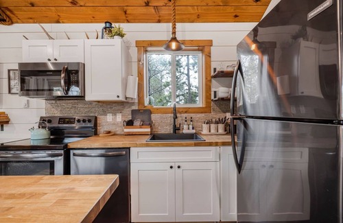 Island Park Casa | SUPER CUTE & CLEAN MODERN HOME 40 min. to YNP