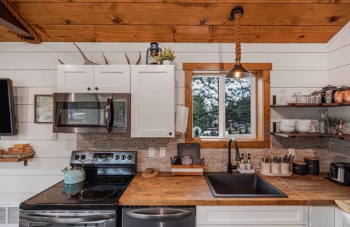 Island Park Casa | SUPER CUTE & CLEAN MODERN HOME 40 min. to YNP