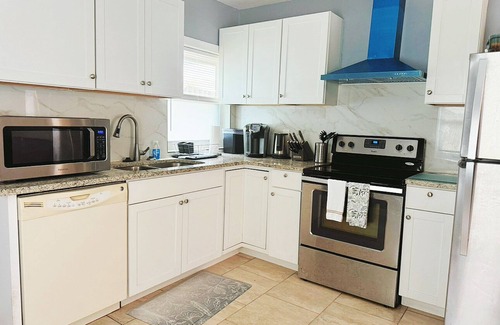 Southside Casa | Super Cute & Cozy Home Near Everything With Fenced Back Yard, TV, A C, W/ D