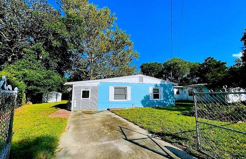 Southside Casa | Super Cute & Cozy Home Near Everything With Fenced Back Yard, TV, A C, W/ D