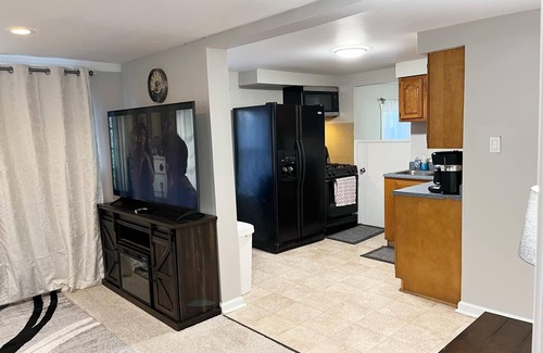 Madison Heights Casa | Super Cute & Cozy Home with 65"TV, Grill, 3 beds, A C, Porch..