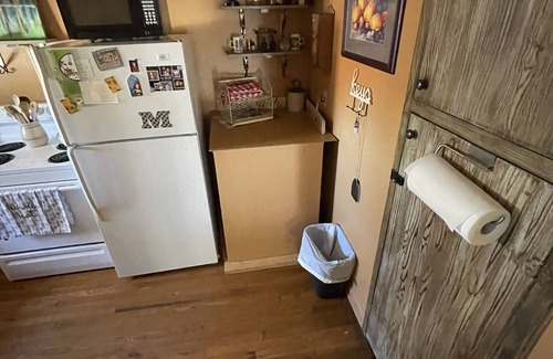 Kerrville Casa | Super Cute Guest House. Great kitchen. Fully stocked. Big porch. 1 acre. Gated.