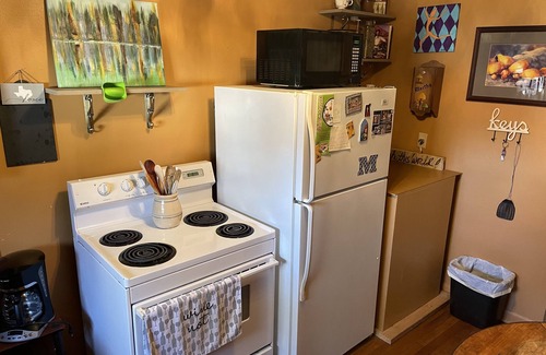Kerrville Casa | Super Cute Guest House. Great kitchen. Fully stocked. Big porch. 1 acre. Gated.