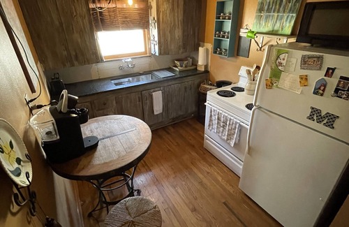 Kerrville Casa | Super Cute Guest House. Great kitchen. Fully stocked. Big porch. 1 acre. Gated.