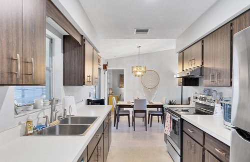 Venice Gardens Casa | Super cute South Venice home with private backyard and large screened lanai