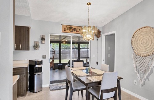 Venice Gardens Casa | Super cute South Venice home with private backyard and large screened lanai