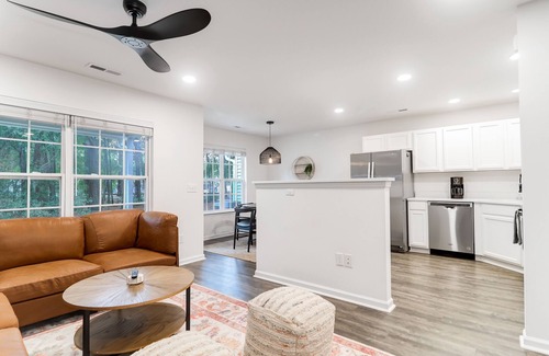 Charleston Casa | Super cute townhome close to all the best Charleston has to offer!