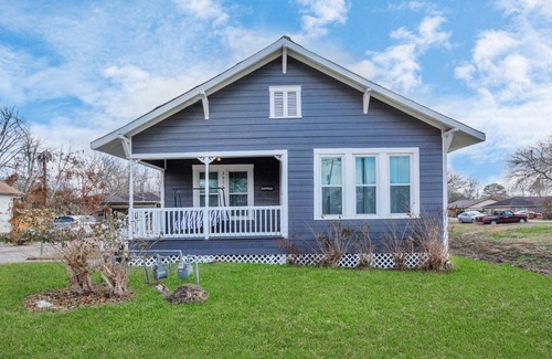 Dickinson Casa | Super Cute 🏡 w/Porch+Fire Pit+WiFi+ FreeParking by Kemah/NASA/Galveston/Houston