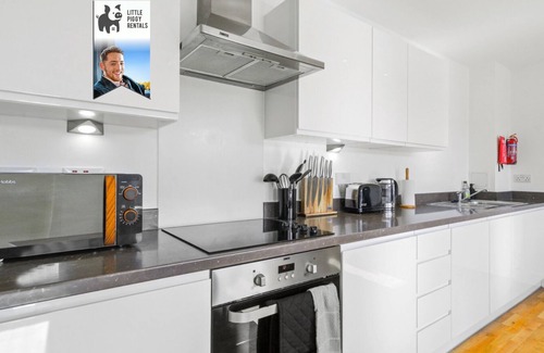 Stevenage Apartamento | Super King Balcony Suite - Luxury, Eco, Fast Wi-Fi