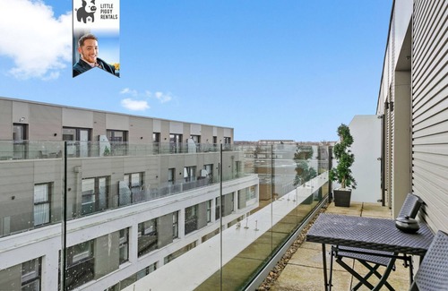 Stevenage Apartamento | Super King Balcony Suite - Luxury, Eco, Fast Wi-Fi
