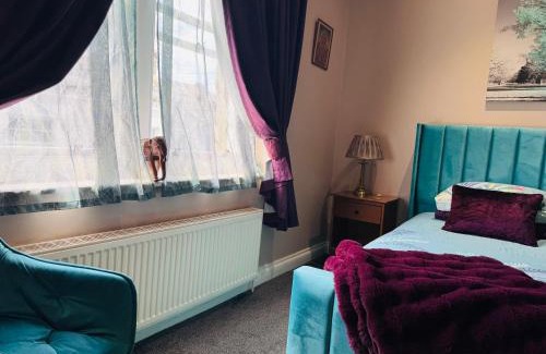 St Leonards-On-Sea Casa | Super King, Close to Beach, Shops, Train, Shared Bathroom