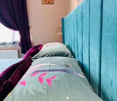 St Leonards-On-Sea Casa | Super King, Close to Beach, Shops, Train, Shared Bathroom