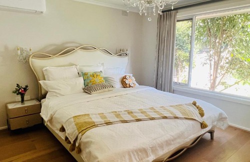 Burwood East Casa | Super king size bed, near Deakin Uni and Kmart