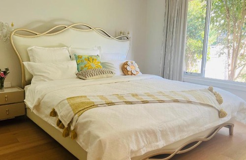 Burwood East Casa | Super king size bed, near Deakin Uni and Kmart