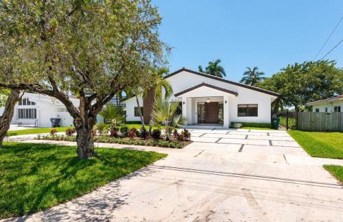 Ojus Casa | Super Modern Waterfront Paradise Near the Beach
