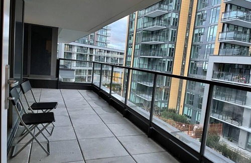 Richmond City Centre Apartamento | Super new Near airport&sky train 2&2 center area